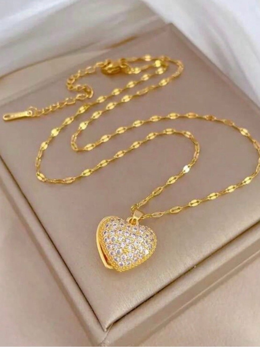 NWT Light Luxury Gorgeous Peach Heart, Pearl, Shell Necklace Versatile